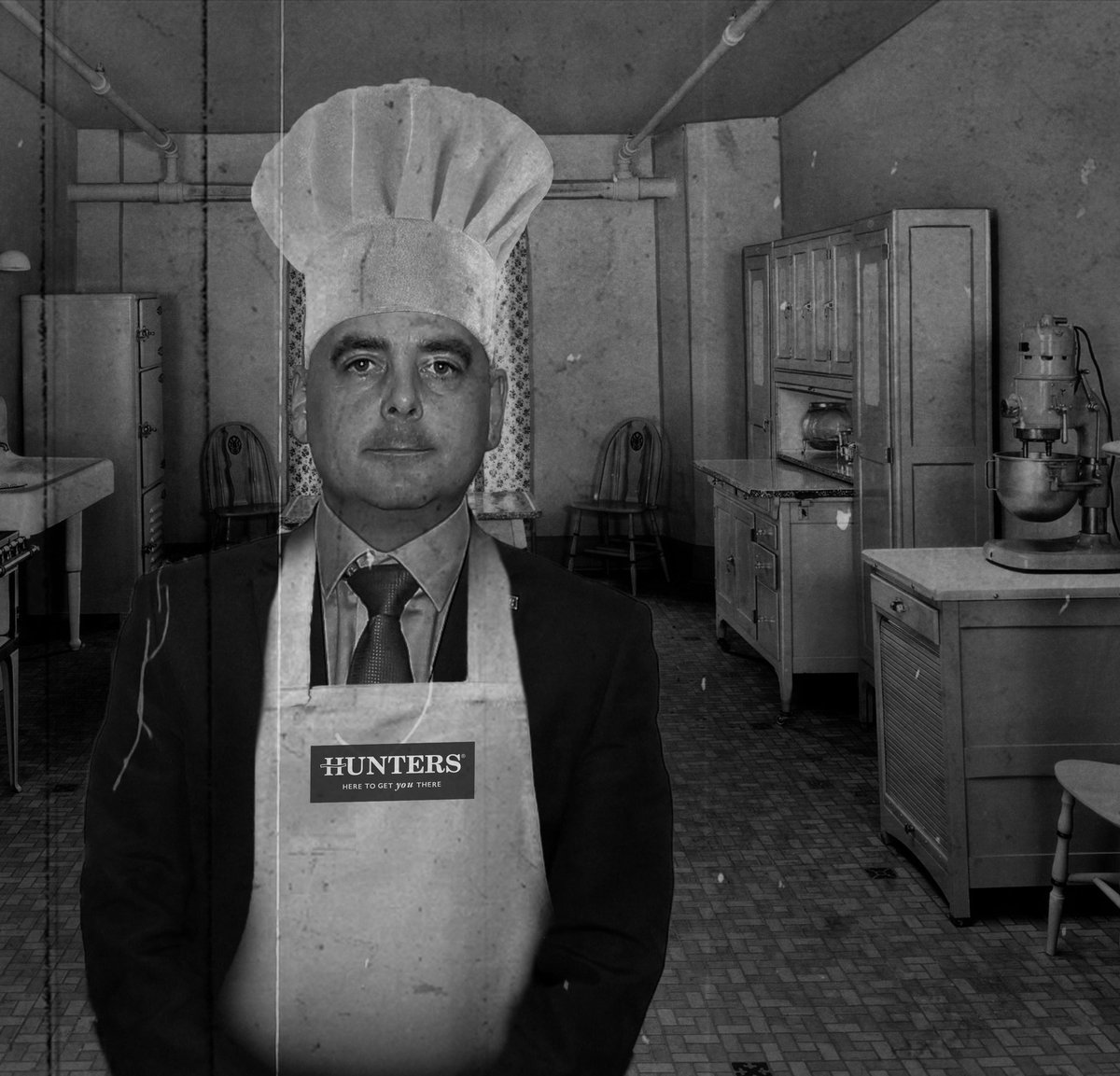 HuntersHomes's tweet image. Don't be a 'flapper' and put your glad rags on, its 1920's week on bake off! 🍰

Andy Bushell our Franchise King knows exactly how to get into the swing. With a song and a dance and a custard pie, ooo he's handsome my oh my! 😉 #GBBO #HuntersBakeOff