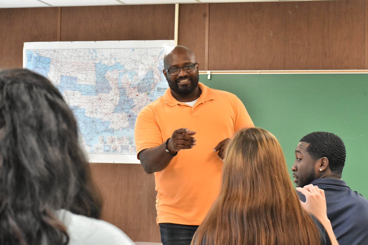 Did you know? 🤔
AB offers a Student/Faculty Ratio of 15:1!

Battlers receive a one-on-one classroom experience at an affordable price! 

#BecomeABattler #alwaysABattler ⚔️📚