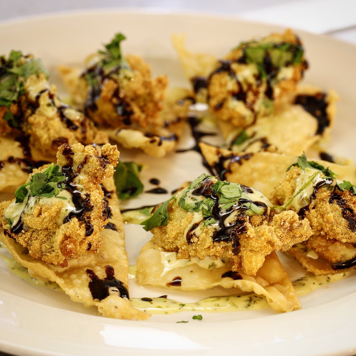 winediveks's tweet photo. We like to pair these fried oysters with a crisp white wine like Sauvignon Blanc. A Riesling with a little sweetness also pairs very well:
Cornmeal fried oysters served on a crispy wonton with habanero aioli and a balsamic reduction. https://t.co/5wV6x3gj7w