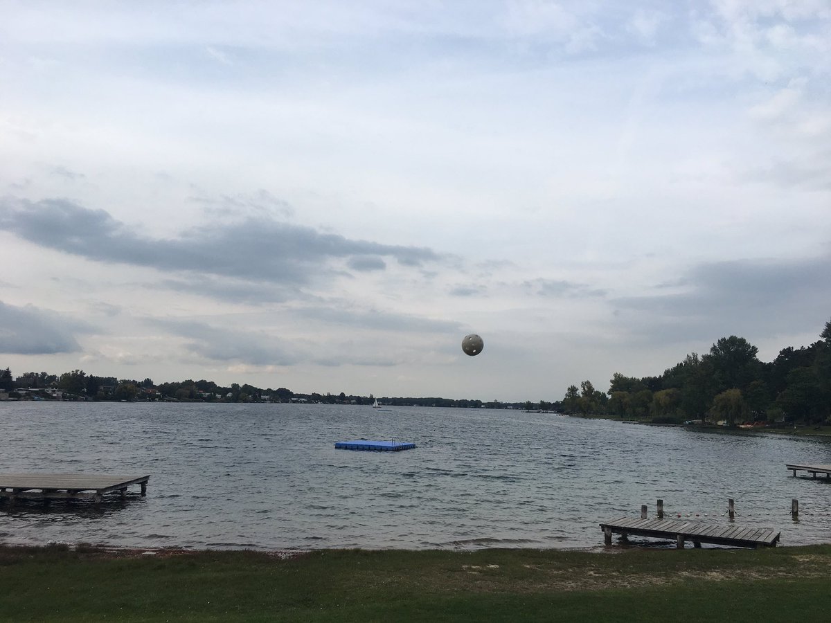 astridmager's tweet photo. auf der #itawien klausur gabs heuer wieder hitzige debatten & coole ballspiele am see.. 😊 @Technikfolgen https://t.co/tFzA9yGSD6