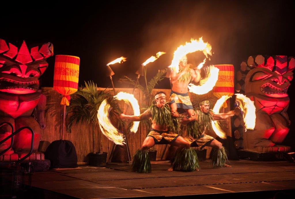 Check out our trio siva afi (fire knife) dance 🔥 🔥 🔥 Our oceanfront @auliiluau invites you on a journey through Polynesia! 🌺