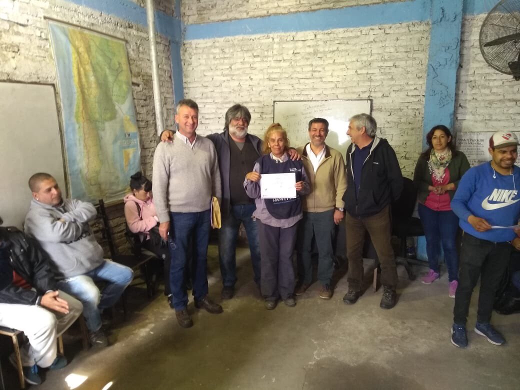 Complaborales's tweet photo. #FlorencioVarela
👨‍🎓👩‍🎓Con la presencia de @santidelaba entregamos certificados a Clasificadores de residuos
👉El programa #HacemosFuturo brinda las herramientas necesarias para que quienes no hayan finalizado sus estudios puedan hacerlo,y al mismo tiempo aprendan un oficio. https://t.co/7EsishgdZG