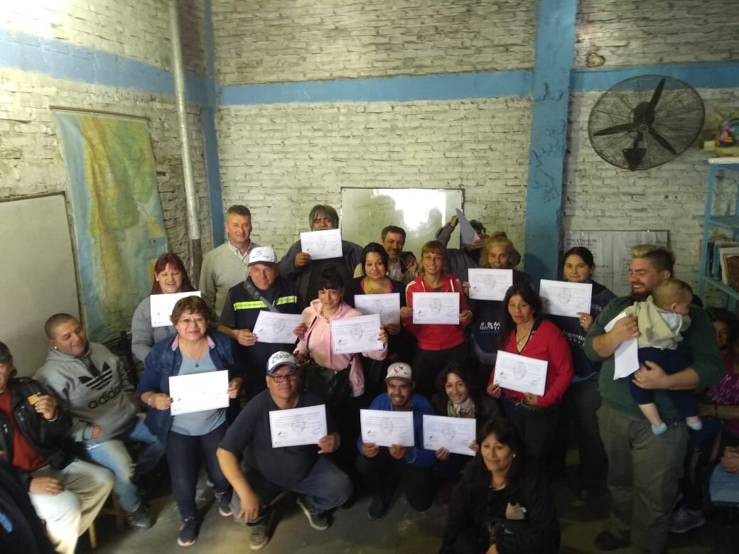 Complaborales's tweet photo. #FlorencioVarela
👨‍🎓👩‍🎓Con la presencia de @santidelaba entregamos certificados a Clasificadores de residuos
👉El programa #HacemosFuturo brinda las herramientas necesarias para que quienes no hayan finalizado sus estudios puedan hacerlo,y al mismo tiempo aprendan un oficio. https://t.co/7EsishgdZG