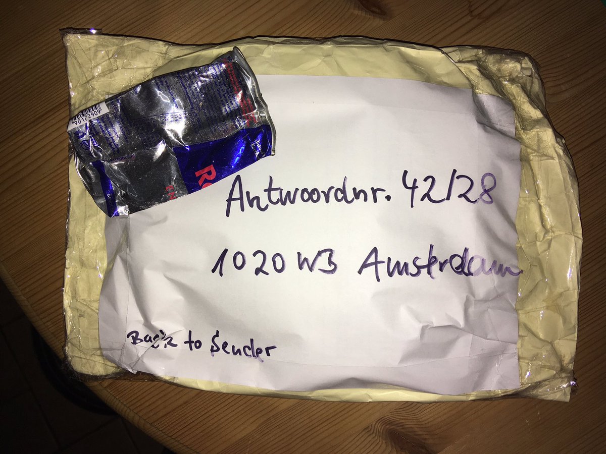 @Back_to_Sender @redbullNED Heb ze eindelijk klaar gemaakt met 20 blikjes erin. Veel plezier ermee #DietrichMateschitz !