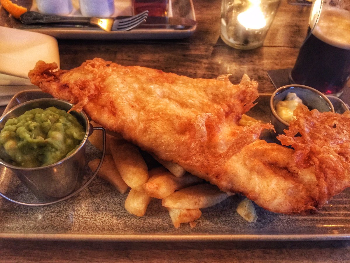rog_w's tweet photo. Table for six (four dogs, two hoomans) - Crystal spent her time under the table hoping for me to drop some chips 🙄 @ThePloughWG #cheshire #diningwithdogs https://t.co/iGnNwEHO3M