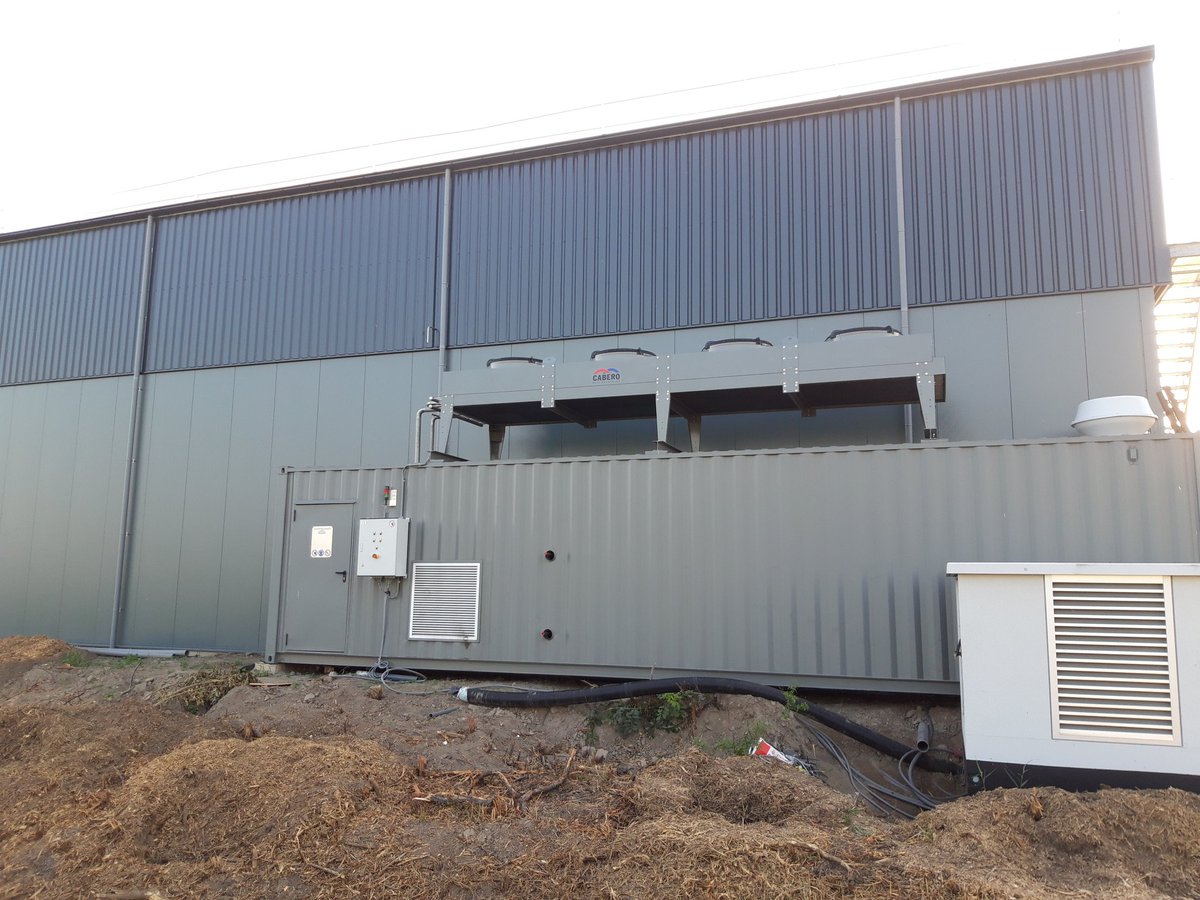 mechkoeling's tweet photo. Deze nieuwe bewaring met condensdroogsysteem heeft geen luiken! In 4 dagen gevuld met 2.600 kisten uien en nu drogen via de afvoer. De koelmachine is compleet aangeleverd in een container in de kleur van het pand. https://t.co/DQXcyn6V8n