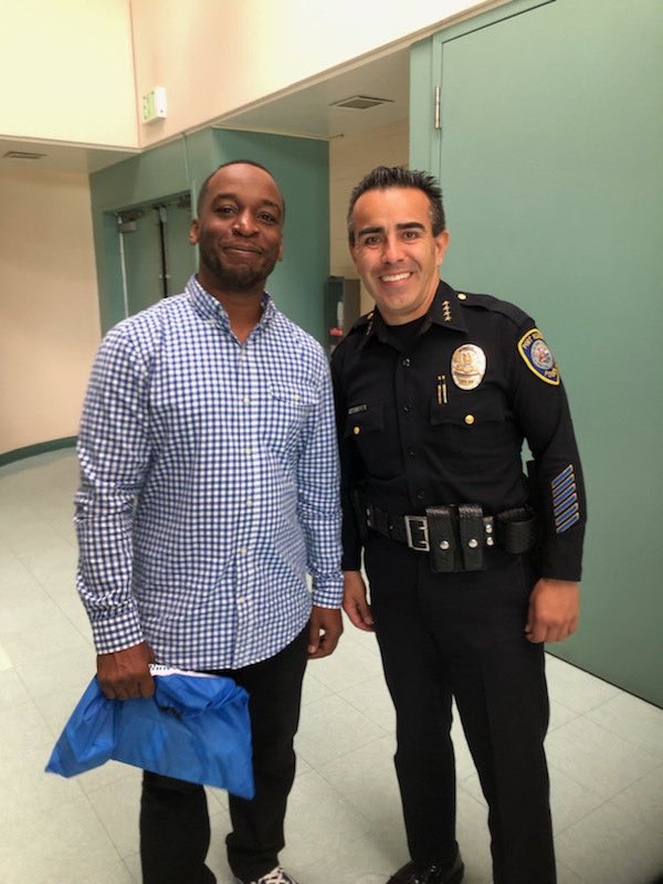 iamleafhead's tweet photo. As leaders in this industry its important that we connect with community leaders to ensure a smooth transition. Hemp is here to stay and we take pride educating our communities about our businesses and the community improvements that are a result of our compliant work!
💪🏿 🤴🏿🤝👮🏻‍♂️ https://t.co/XvgoXbK0lQ