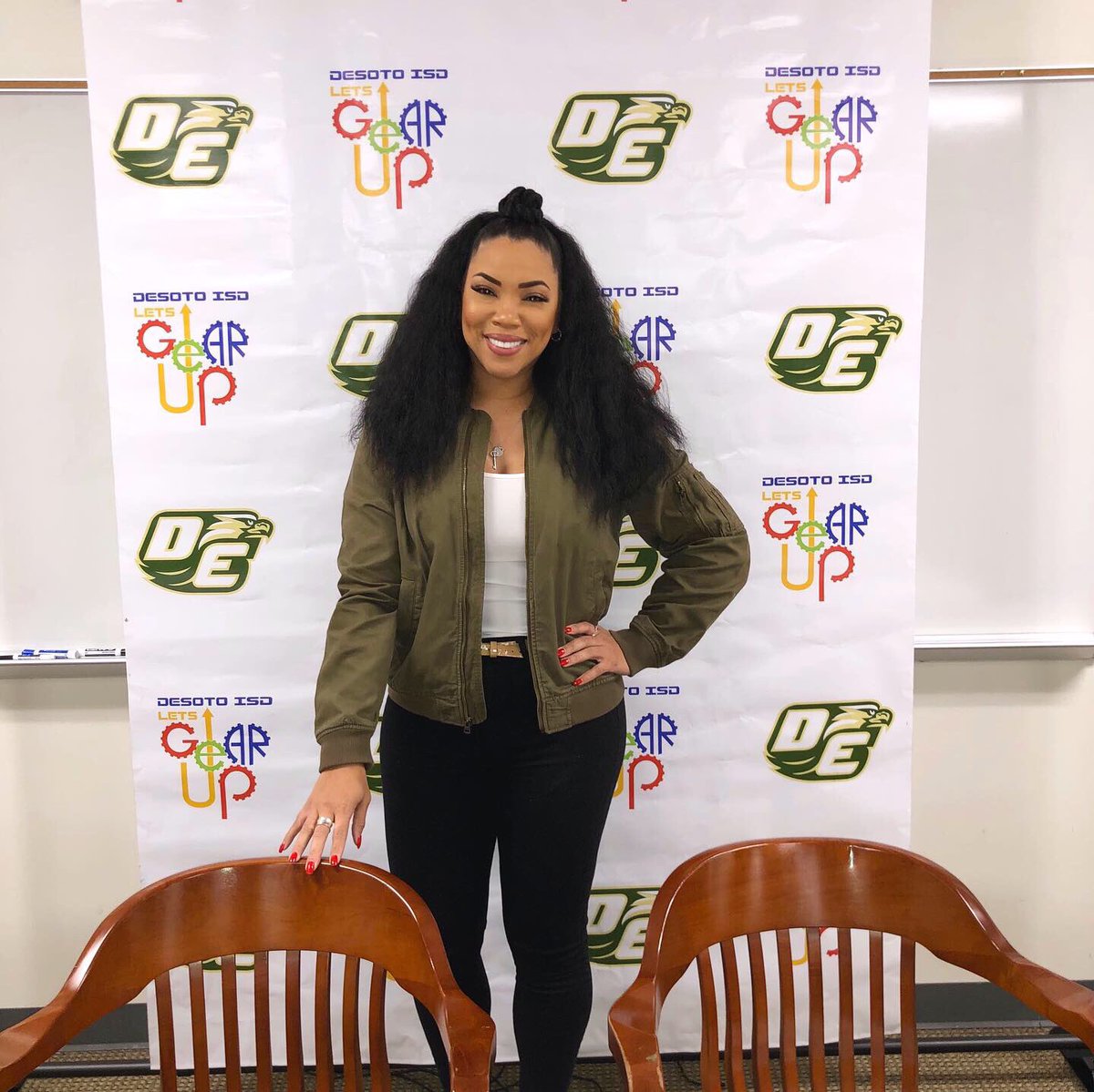 summer_galvez's tweet image. It’s always humbling to spend time pouring into the students at my alma mater, DeSoto HS. Today’s @DeSotoGEARUP #AlumniPanel with @84hands, other alumni and several dozen juniors/seniors was as fun as it was fulfilling. Thanks @desotoisdengage for the invitation. #EaglePride 🦅❤️
