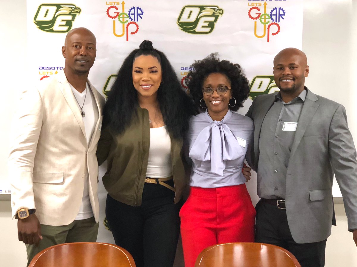 summer_galvez's tweet image. It’s always humbling to spend time pouring into the students at my alma mater, DeSoto HS. Today’s @DeSotoGEARUP #AlumniPanel with @84hands, other alumni and several dozen juniors/seniors was as fun as it was fulfilling. Thanks @desotoisdengage for the invitation. #EaglePride 🦅❤️
