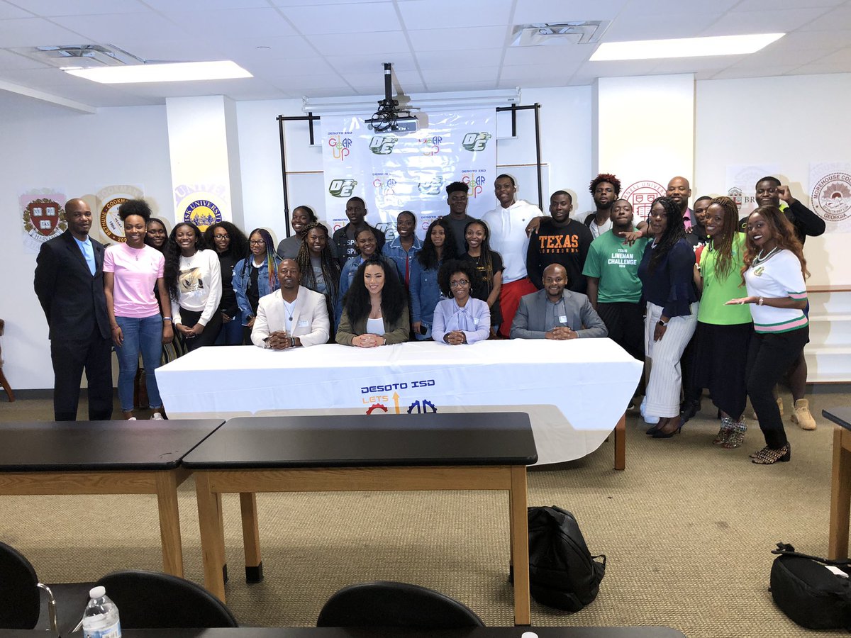 summer_galvez's tweet image. It’s always humbling to spend time pouring into the students at my alma mater, DeSoto HS. Today’s @DeSotoGEARUP #AlumniPanel with @84hands, other alumni and several dozen juniors/seniors was as fun as it was fulfilling. Thanks @desotoisdengage for the invitation. #EaglePride 🦅❤️