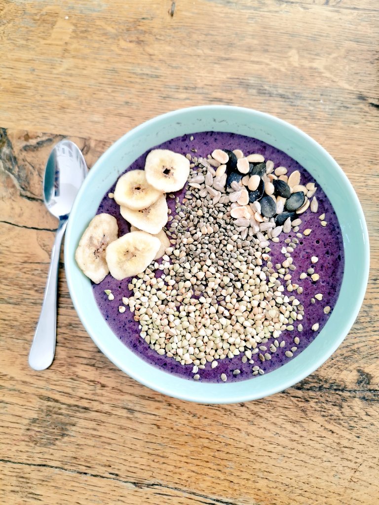 franziskagonder's tweet photo. Includes tomatoes, spinach, celery, banana, berries, protein. Delicious. 500g of pure, raw goodness. Treat yourself to some healthy living. #800gramchallenge #deepfit https://t.co/qIzBPPhXpo