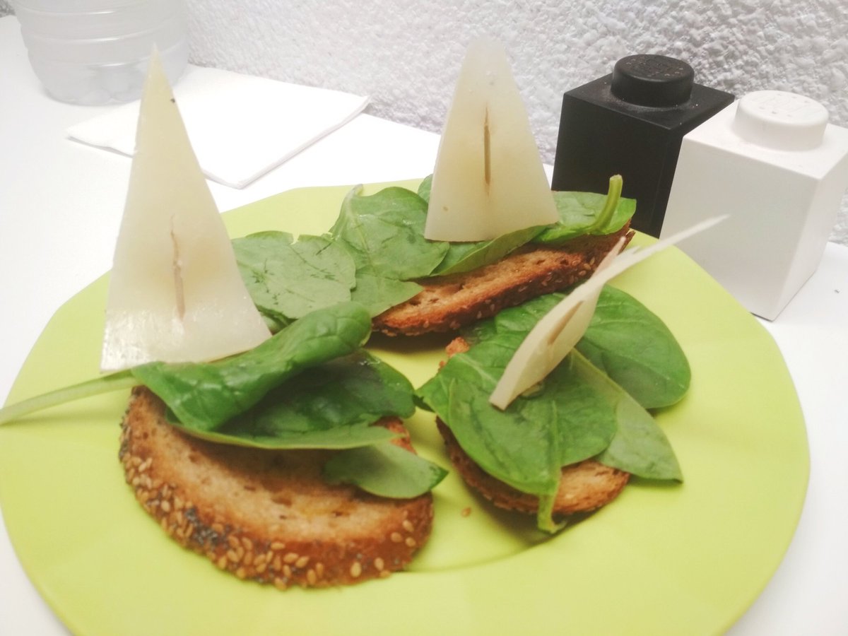 Ender (7 años) ha preparado la receta de "barquitos saludables" que <a href="/BIBLIODIETA/">BIBLIODIETA</a> le regaló en <a href="/fecitelx/">FeCiTElx</a>. ¡Para chuparse los dedos! 😋🥗🧀 #fecitelx2019