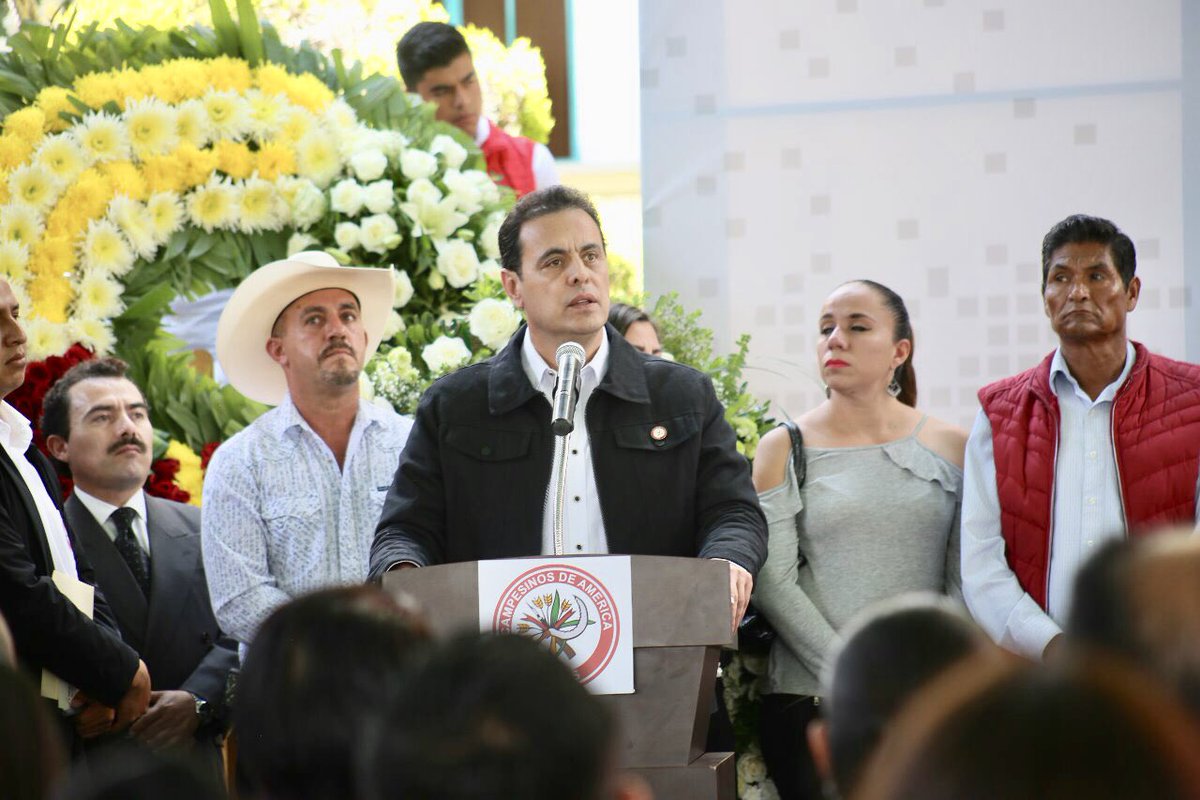 hernandezderas's tweet photo. En la que fue su segunda casa, la @CNC_HGO, despedimos a un gran cenecista.

Acompañados de su familia, amigos, campesinos, dirigentes, funcionarios y su equipo de trabajo, le dijimos hasta siempre al amigo @AleRFuriati. https://t.co/yKUnmVQ5le