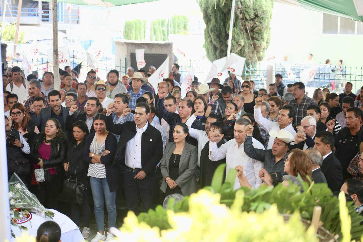 hernandezderas's tweet photo. En la que fue su segunda casa, la @CNC_HGO, despedimos a un gran cenecista.

Acompañados de su familia, amigos, campesinos, dirigentes, funcionarios y su equipo de trabajo, le dijimos hasta siempre al amigo @AleRFuriati. https://t.co/yKUnmVQ5le