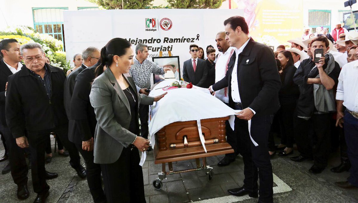 hernandezderas's tweet photo. En la que fue su segunda casa, la @CNC_HGO, despedimos a un gran cenecista.

Acompañados de su familia, amigos, campesinos, dirigentes, funcionarios y su equipo de trabajo, le dijimos hasta siempre al amigo @AleRFuriati. https://t.co/yKUnmVQ5le