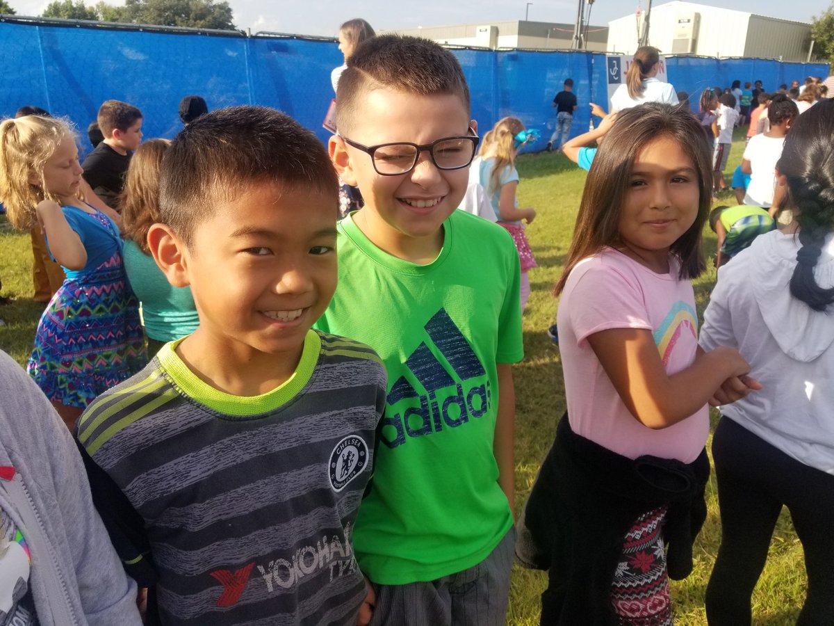JMooretx's tweet photo. Its "Give A Smile" Day at Degan! We know that a smile and a Hello can make a difference. #startwithhello #helloDegan2019 #LISDBEKIND #degancounselor @LISDcounselors1 https://t.co/dFZPAClj0s