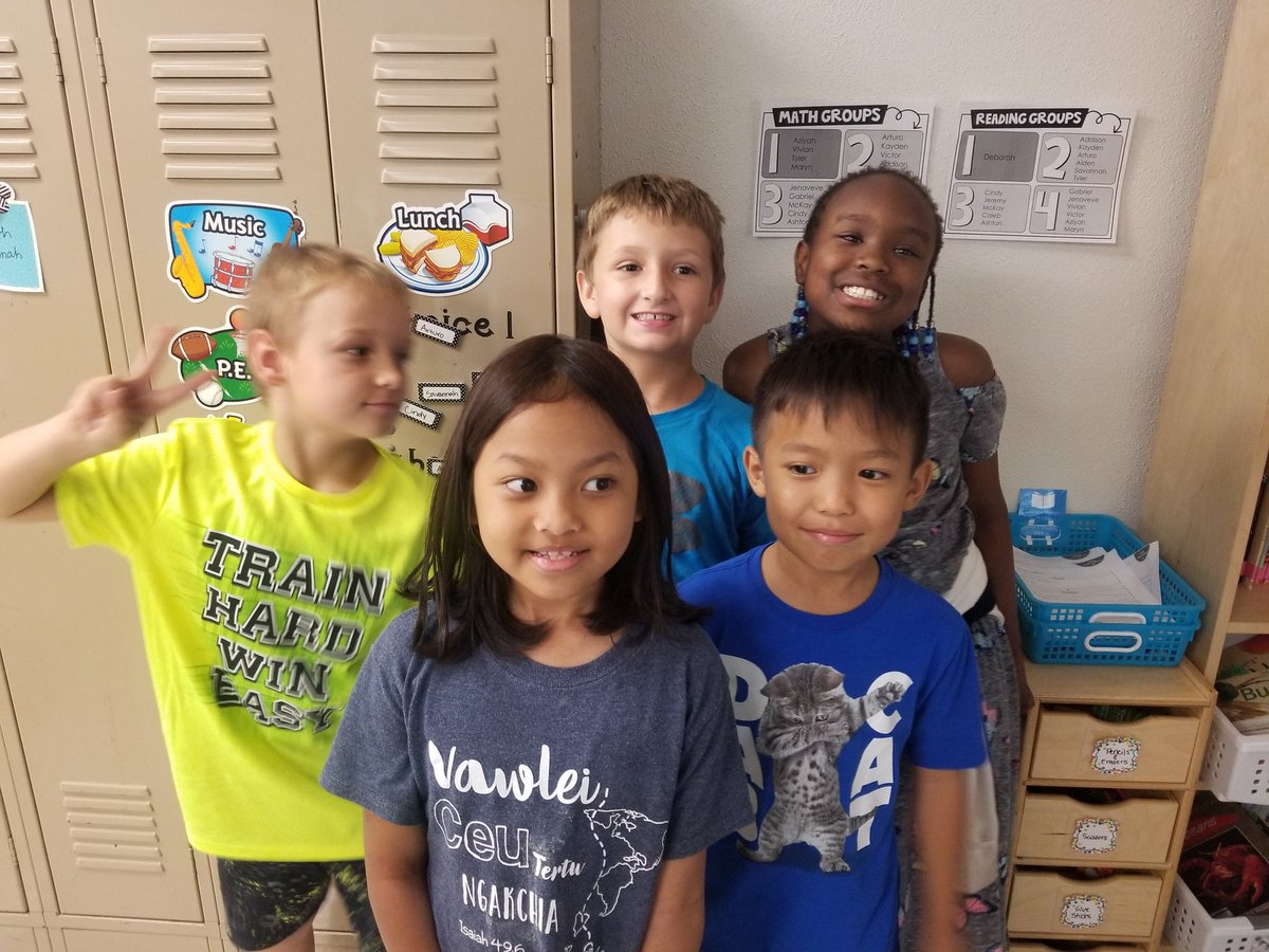 JMooretx's tweet photo. Its "Give A Smile" Day at Degan! We know that a smile and a Hello can make a difference. #startwithhello #helloDegan2019 #LISDBEKIND #degancounselor @LISDcounselors1 https://t.co/dFZPAClj0s