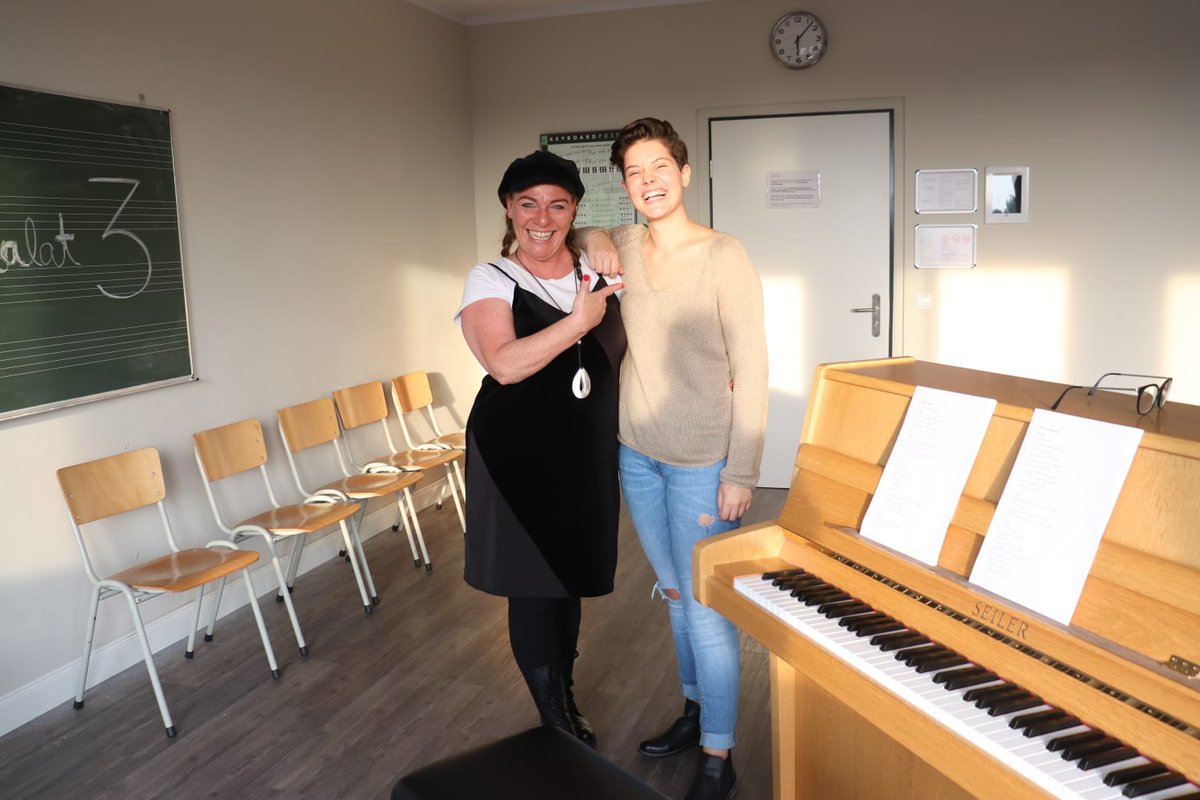 Die Vorbereitungen für die Dreharbeiten laufen super. Hier ein Bild vom heutigen Vocalcoaching das die Liebe Lea bei der <a href="/StageSchool/">Stage School</a> bekommen hat.