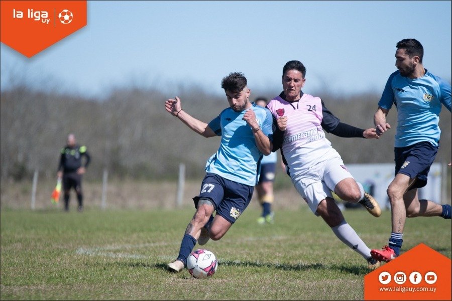 LaLigaUy's tweet photo. 📰 Divisional B: #Fernetbache ganó pero la diferencia de goles lo dejó sin final

Lee ➕ https://t.co/Hex4V3zXg2

#LaLigaUy2019 #NoticiasUy #SomosFútbol https://t.co/PO5D3BAWJN