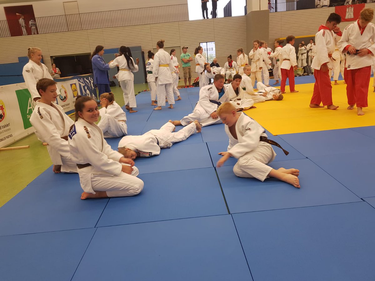 GymHim's tweet photo. Heute waren die #JudoFohlen voll auf der Matte gefordert. Nach einem Sieg gegen Rheinland-Pfalz und Niederlagen gegen Hamburg und nochmals Sachsen-Anhalt belegen unsere Mädels Platz 12. #JtfO https://t.co/EDeHJgdflh