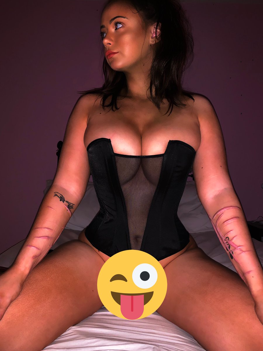 becsoph's tweet photo. corsets are my fav 💛 link in bio x https://t.co/l753oTiSF6