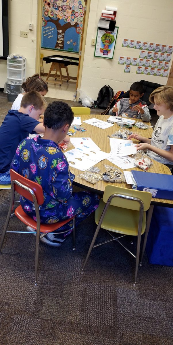 GMSLego's tweet photo. The Block Hawks are building! We are watching our City take shape before our eyes. #fll #lego #firstlegoleague #cityshapers @HighlandGville https://t.co/R2iTrLFZ1U