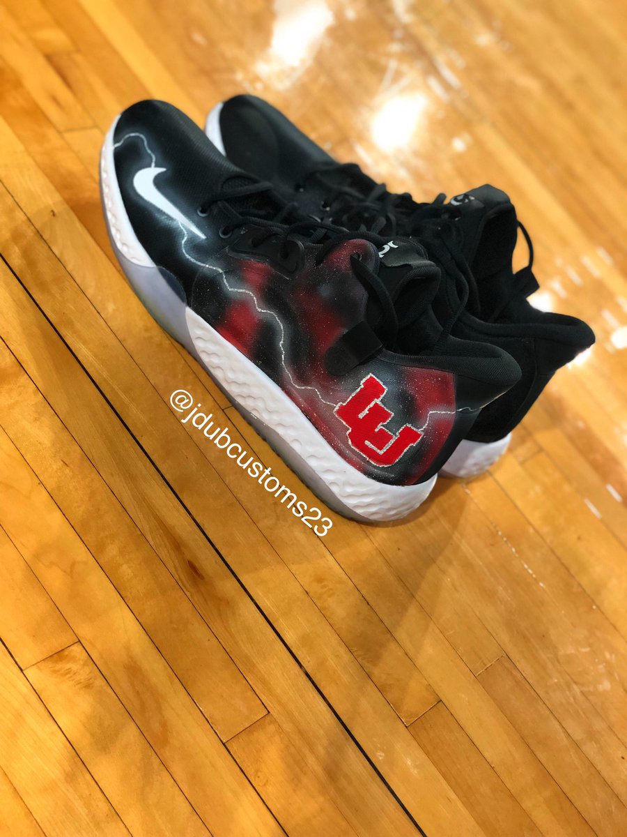 Jdubcustoms23's tweet photo. Lamar MBB Custom⚫️🔴 HMU for customs‼️ @AngelusDirect @LamarMBB #Customs #Customshoes #customkicks #shoehead #sneakerhead #shoeart #angulus #anguluspaint #angulusshoes #igkicks #artistsonig #angelusdirect #artistoninstagram #art #jdub #dope #coolshoes #shoesforsale #shoegame https://t.co/5OUUAx60lj