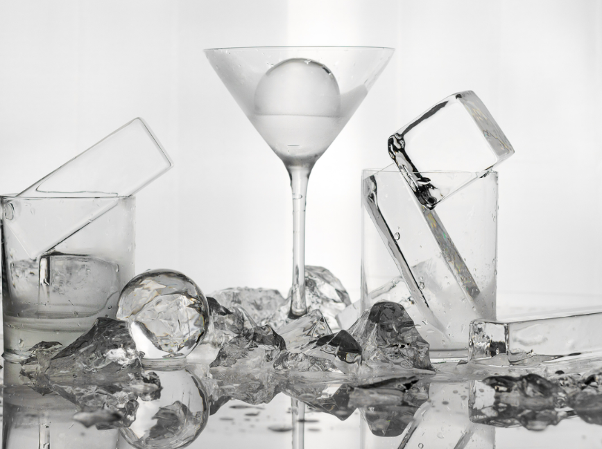 Ice is our playground😘
​​​#cocktailice #icecube #icespear #icesphere