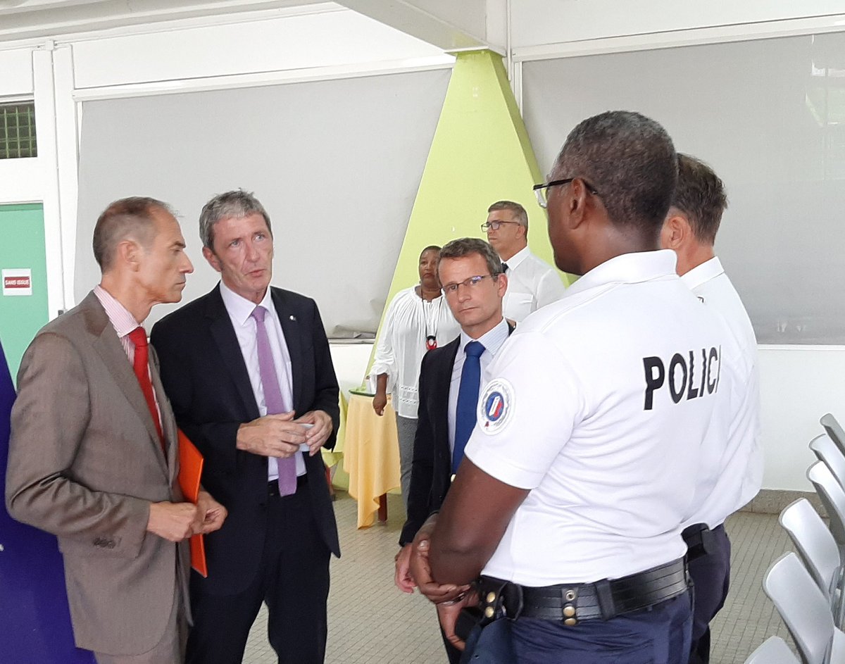 acmartinique's tweet photo. Ce matin, le recteur @PascalJanTweets, @Prefet972 et le Procureur de la République se sont rendus dans un collège de @fdfville lors d'une opération de #sécurisation dans le cadre de la convention portant sur le contrôle des armes et stupéfiants en milieu scolaire https://t.co/jMw9JA305f