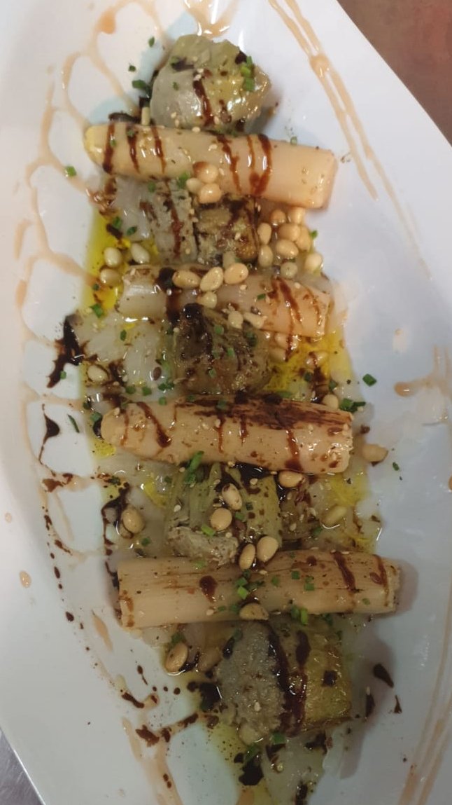 Ensalada de corazones de alcachofas con puntas de espárragos blancos y piñones tostados. #corazones #alcachofas #espárragos #blancos #piñones #rico