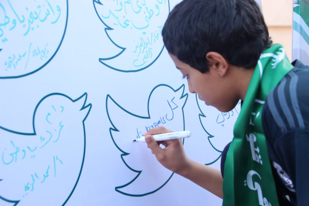 hmzah_school's tweet photo. برنامج "تغريدات في ��ب الوطن" 
ضمن فعاليات الاحتفاء باليوم الوطني ٨٩ يهدف إلى اتاحة الفرصة لجميع منسوبي المدرسة التعبير عن مشاعرهم اتجاه هذا الوطن الغالي على قلوبنا جميعا .
#همة_حتى_القمه 
#همة_التعليم_قمة_الوطن 
#اليوم_الوطني89 
#نشاط_العزيزية 
#مكتب_تعليم_العريزية https://t.co/L6ZKpB0217