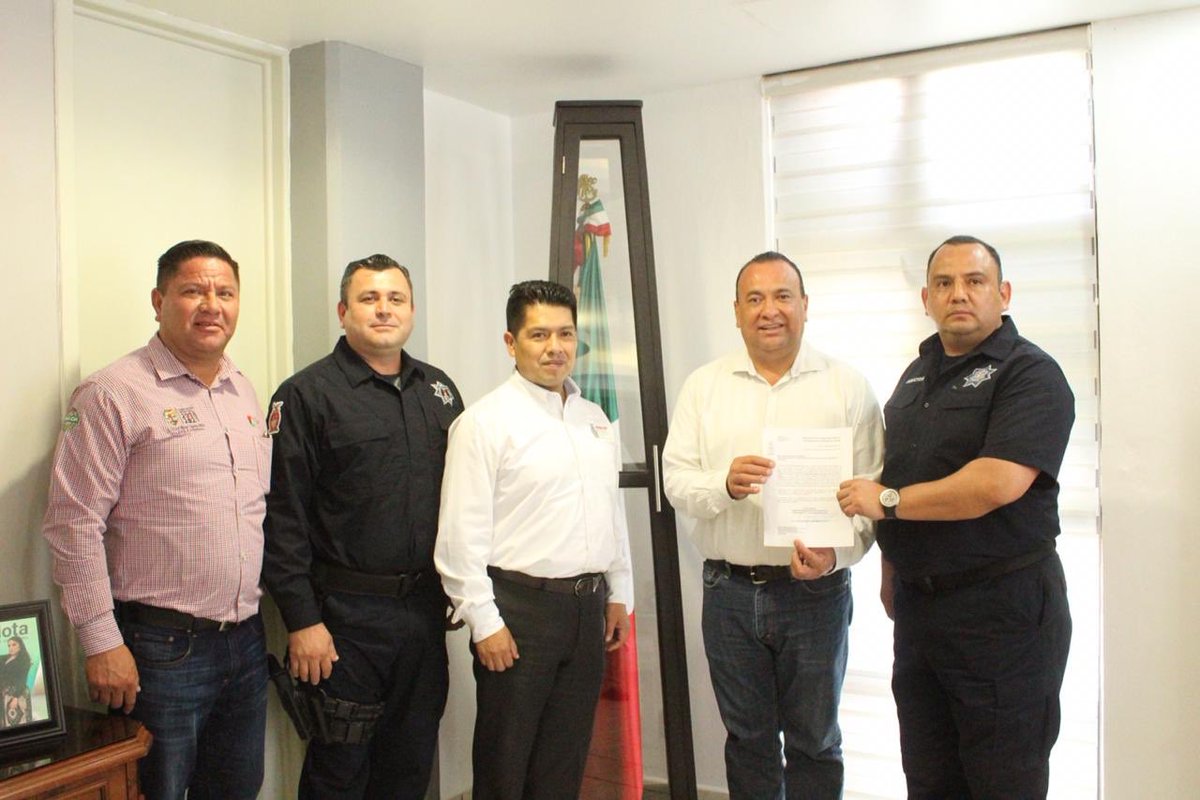 GeovaniEscobar's tweet photo. Esta tarde el subsecretario de Seguridad Pública, Prevención y Reinserción Social, Carlos Alberto Hernández Leyva nos acompañó en el municipio para hacer entrega del nombramiento del mayor Jaime David Silva como nuevo titular de la Dirección de Seguridad Pública. https://t.co/tGItEPg1o1