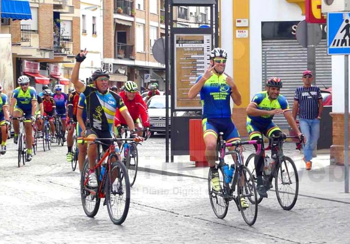 RCAndaluciaa's tweet photo. Gran fin de semana durante el Reto 24h por la Conciencacion y Respeto en la Carretera. Con mucho agua y aire. Sin el apoyo de todos los ciclistas que nos acompañaron no hubiera sido posible llegar a las 575km Gracias a tod@s!!!! #cycling #ciclismo #wielrennen #utrera https://t.co/U5R2XWs2Am