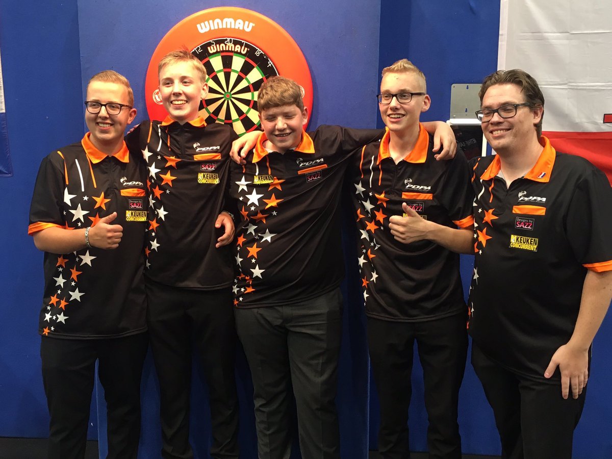 🏆🥂 | Team NL A heeft de @JDCdarts World Cup in Gibraltar gewonnen! Een geweldige prestatie van Danny Bastiaansen, Owen Roelofs, Luke van der Kwast, Jurjen van der Velde en coaches Dick Bontekoe en Patrick Stolk. 

Geweldig! #Trots #Toekomst #Champions 

Foto @ArjanvdGiessen