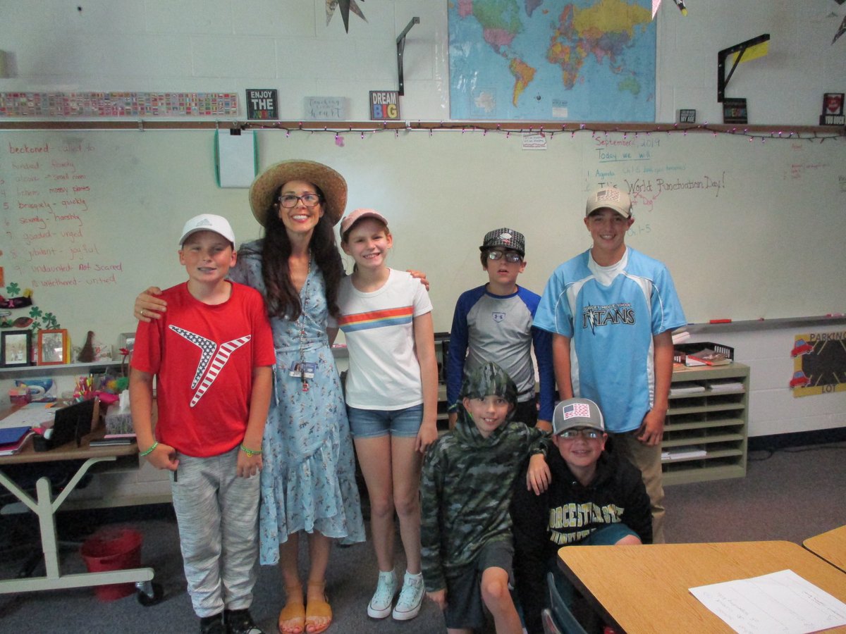 DmsWolves's tweet image. Hat Day!