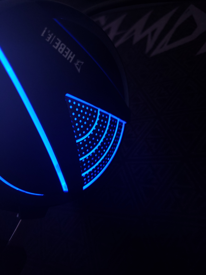 GamdiasBR's tweet photo. Além de leve como uma pena e tão confortável como andar de pantufas, o Headset Hebe E1 ainda conta com uma iluminação que deixa qualquer arvore de natal com inveja... 😂
#GamdiasBR #EliteGamdias #GAMDIASNABGS https://t.co/3SsZtOXHnR