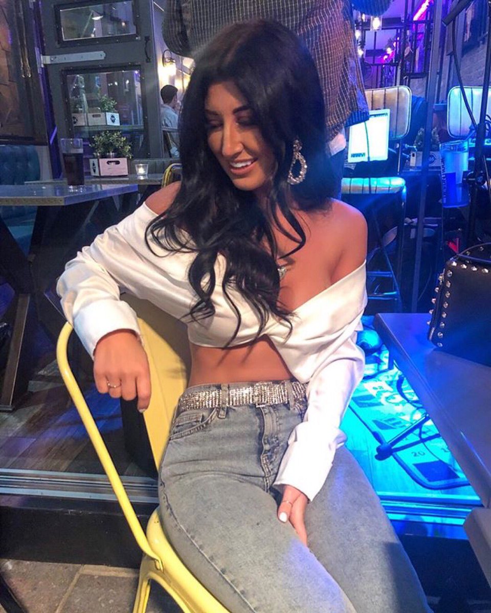 Caoneyxx's tweet photo. Friday night bants 💋💋 https://t.co/Rpq3aNaZtc