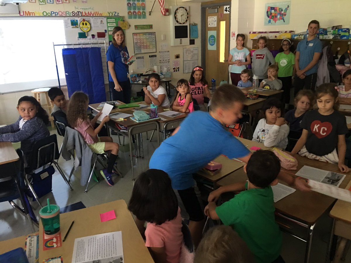 Rafferty5thELA's tweet image. My 5th graders made cards to welcome the second graders to Oak Ridge. #helloweek