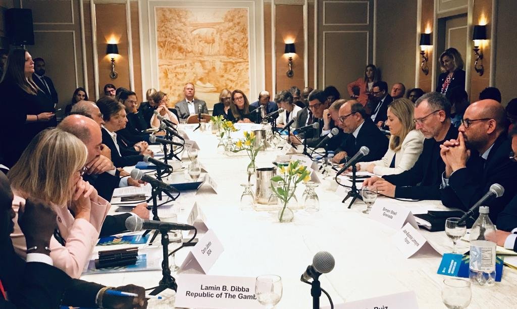 AFD_France's tweet photo. "Il faut développer un cadre méthodologique commun pour que les institutions de #développement, qui sont des leviers précieux pour les gouvernements, s'alignent avec l'#AccordDeParis : l'étude de @i4ce et @climatepolicy donne une bonne base" @RiouxRemy à la table ronde @OECDdev https://t.co/AJa2CtEmmp