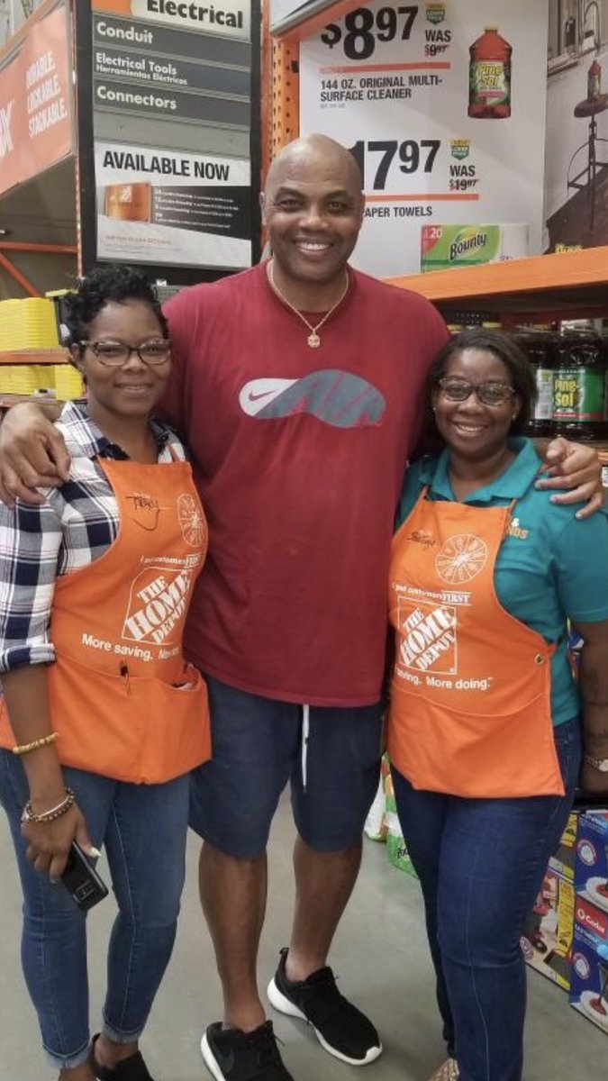 Charles Barkley came to shop with us today at Trussville! Tracy and Shatonja got a picture with a NBA legend!  <a href="/1sherredavis/">Sherre Davis-Hood</a> <a href="/DANI_C_CLARKE/">Dani Clarke Ultiverse⚡️🐑</a>