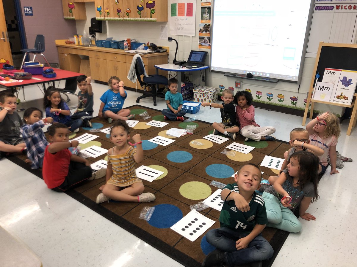 flores_kinder's tweet photo. Today we made bracelets with 10 beads to celebrate number 10! #WPSproud #KinderRocks #MathinKinder https://t.co/NN4DjSnNvU