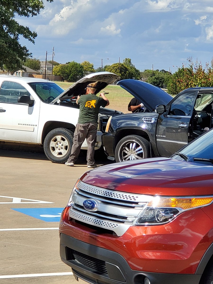 MADAboutSCIENC1's tweet photo. When there is trouble at dismissal.... @davided97469886 comes to the rescue!!!! https://t.co/fGfSAiivGY