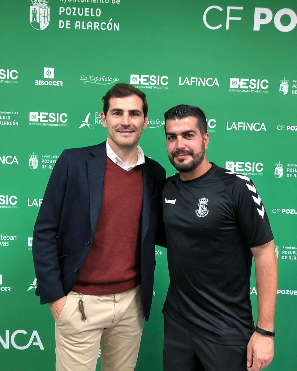 Pika2011's tweet photo. Hoy en el @Cfpozuelo recibimos la visita del capitán que nos hizo campeones, del hombre que sacó el pie para salvarnos del batacazo, del mejor portero español de la historia, del gran @IkerCasillas 🙌⚽ https://t.co/REbqRJlYww