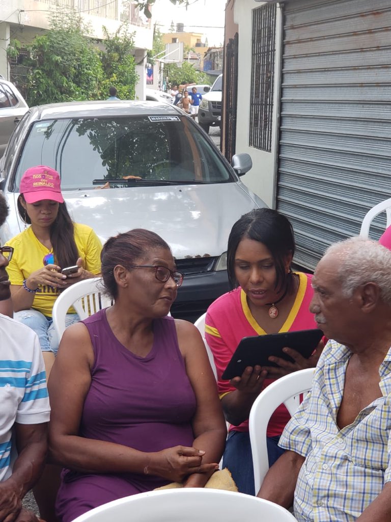 ConReinaldo's tweet photo. Los dirigentes del PLD aprendiendo a votar electrónicamente, ellos dicen que ese voto va por León 🦁!! #LaFuerzadelPueblo #IngridConLeonel https://t.co/4DyRZngOwz