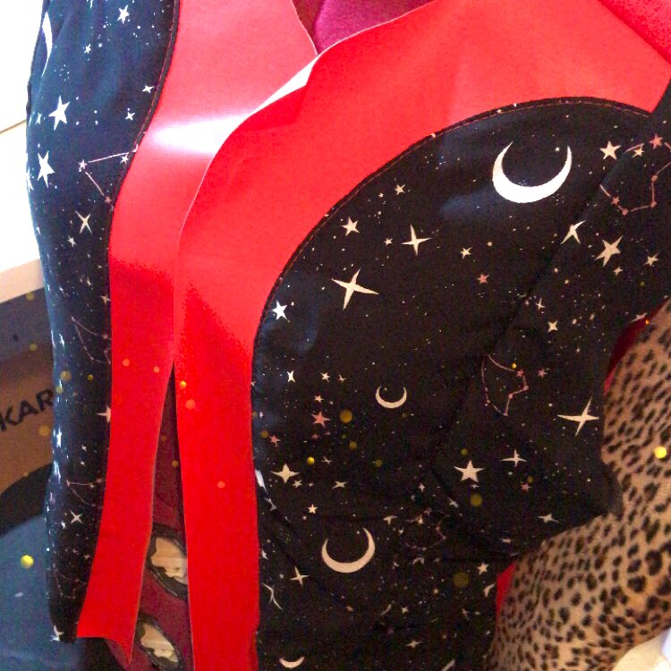 AtelierItsuki's tweet photo. Fütterung der Jacke steht soweit! ✨ https://t.co/BmkWCJ5E6C