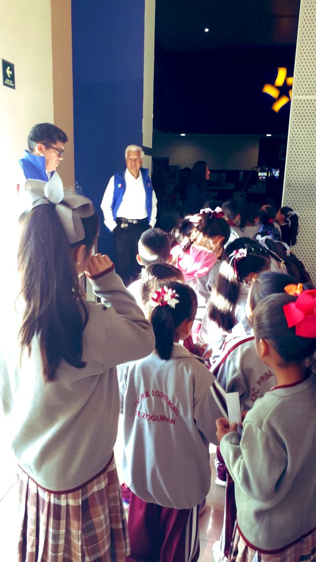 Claus_MP's tweet photo. Hoy 100 niños fueron al cine, muchos de ellos por primera vez, un proyecto realizado en conjunto con @Cinepolis. Muchas gracias a todos los que confían en #Rotary y nos ayudan a hacer sonreír a la niñez #Tlaxcalteca. #RotaryConectaAlMundo #HagoLoQueMeGusta #OrgullosamenteRotary. https://t.co/QgeGMKm1Fd