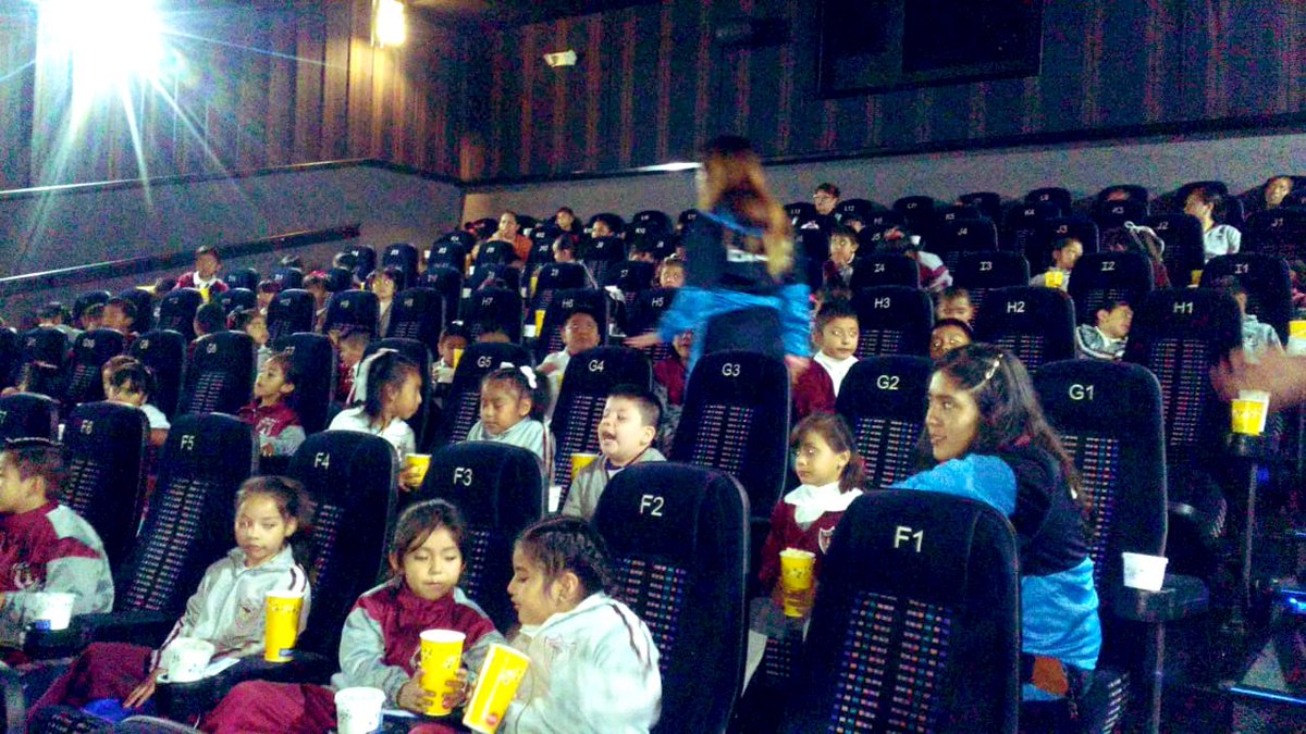 Claus_MP's tweet photo. Hoy 100 niños fueron al cine, muchos de ellos por primera vez, un proyecto realizado en conjunto con @Cinepolis. Muchas gracias a todos los que confían en #Rotary y nos ayudan a hacer sonreír a la niñez #Tlaxcalteca. #RotaryConectaAlMundo #HagoLoQueMeGusta #OrgullosamenteRotary. https://t.co/QgeGMKm1Fd