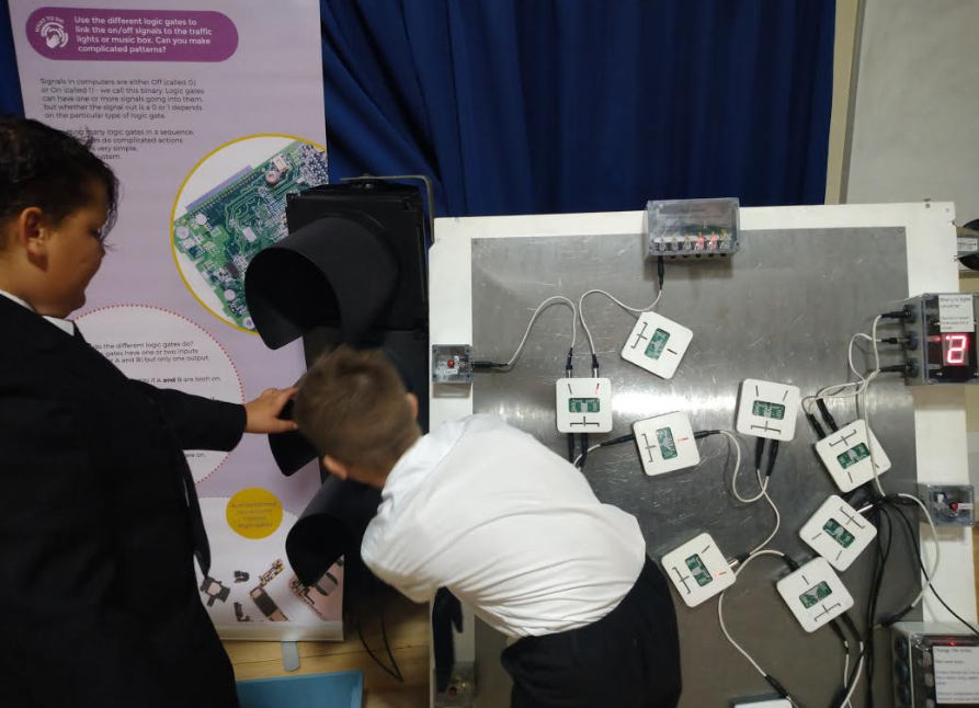 CliffParkOA's tweet photo. It's been great hosting @camscience this week and seeing students from both Cliff Park Ormiston Academy and Cliff Park Junior engaged with science. #STEM #BringScienceToLife #Discover https://t.co/Z6fwzULGaK