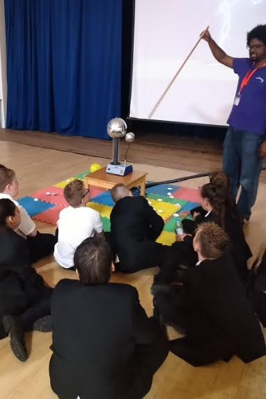 CliffParkOA's tweet photo. It's been great hosting @camscience this week and seeing students from both Cliff Park Ormiston Academy and Cliff Park Junior engaged with science. #STEM #BringScienceToLife #Discover https://t.co/Z6fwzULGaK