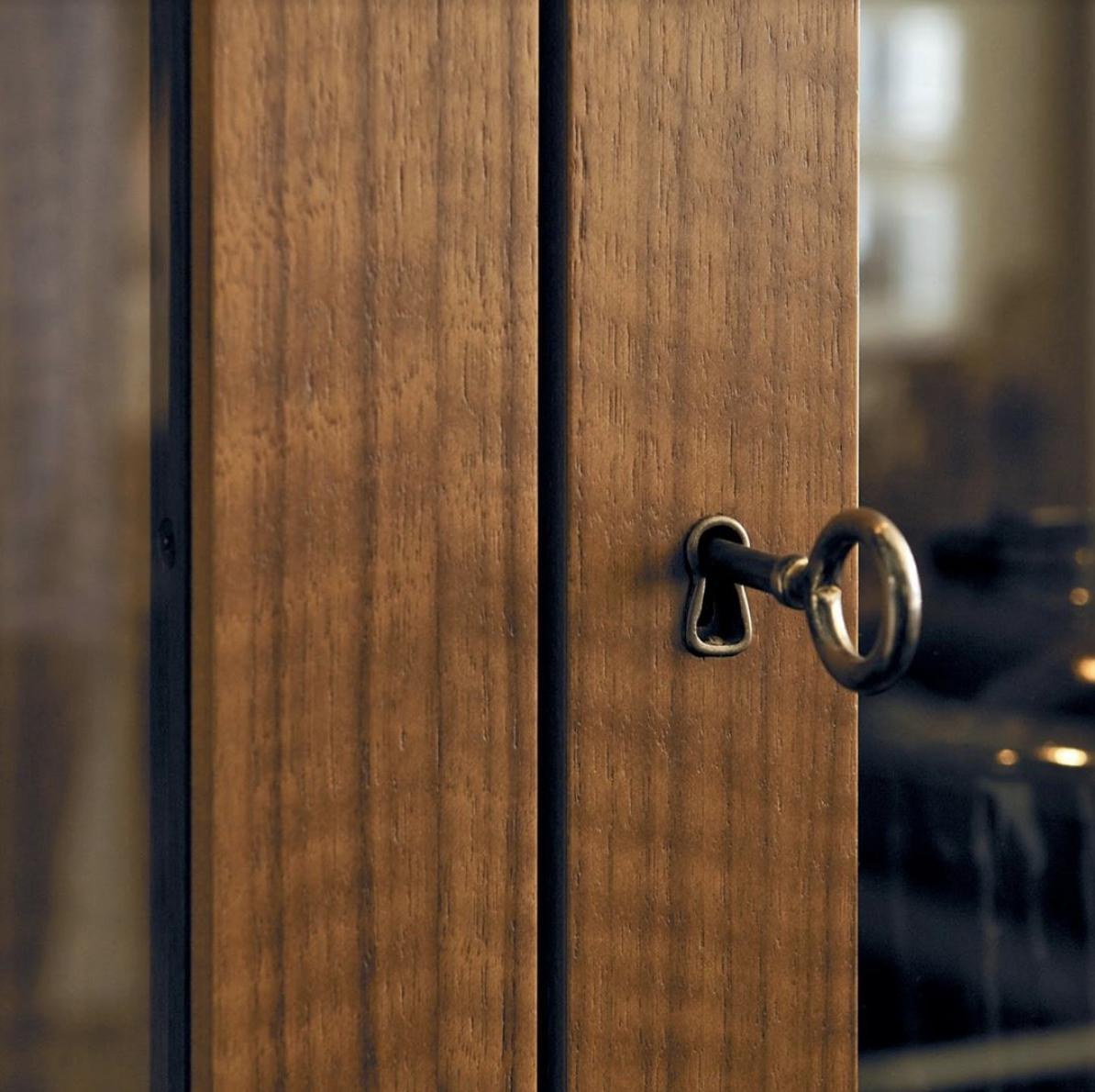 MaxineSniderInc's tweet photo. A lock and key-- so simple, so elegant. ⁠⠀
Detail of our beloved Collector's Cabinet. ⁠⠀
What do you collect? ⁠⠀
#maxinesniderinc⁠⠀
#furnituredesign⁠⠀
#modernclassic⁠⠀
⁠⠀ https://t.co/Ds8DD7j1vU